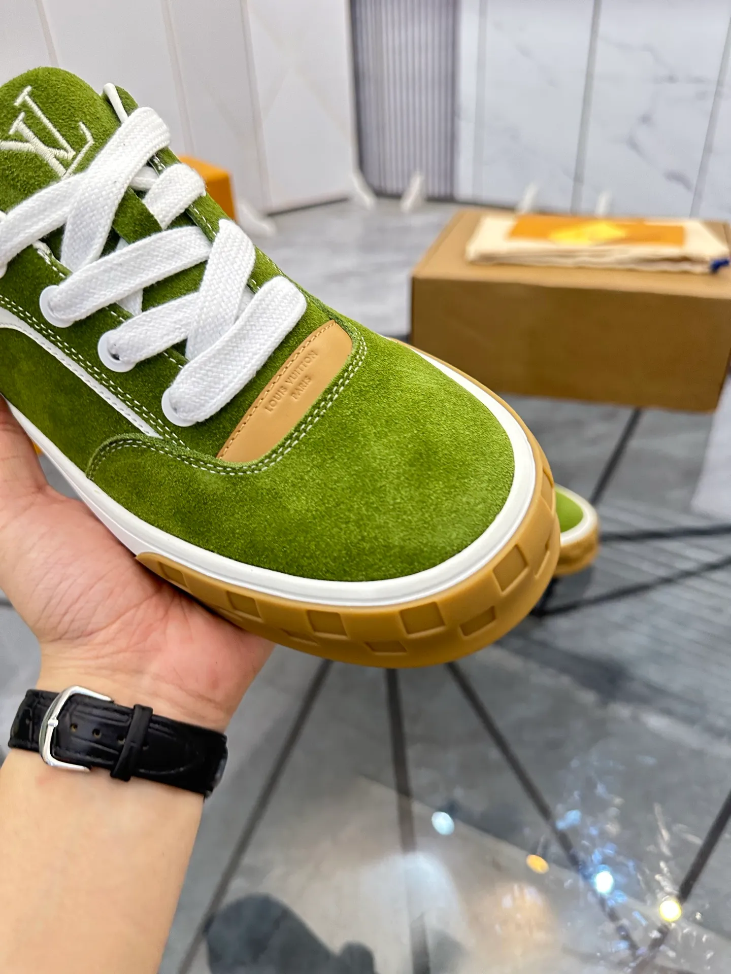 Men's shoes for sale 💰: 💰P660¥ Top quality Comes with airplane case Product trademark: LV* "Louis Vuitton*" low-top casual shoes Regular size: 35-44 (can be customized to 45) Couple style Product materials: imported nubuck leather upper, sheepskin lining, original outsole. Number: 819